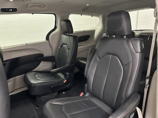 2020 Chrysler Pacifica photo 14 of 32