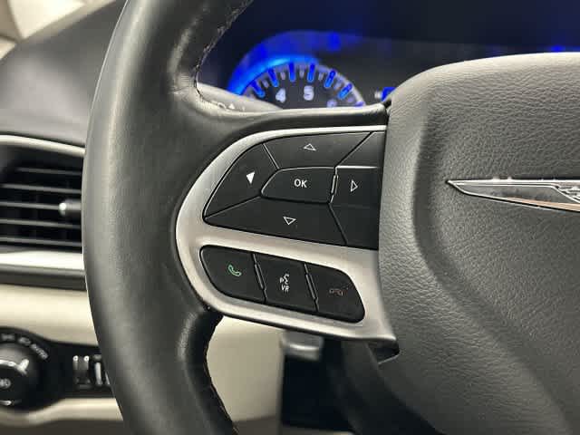 2020 Chrysler Pacifica photo 17 of 32