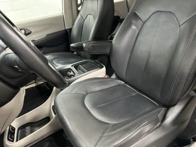 2020 Chrysler Pacifica photo 10 of 32