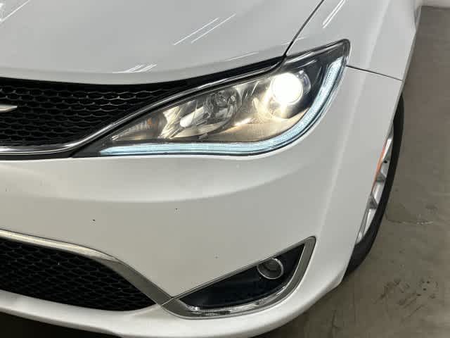 2020 Chrysler Pacifica photo 31 of 32