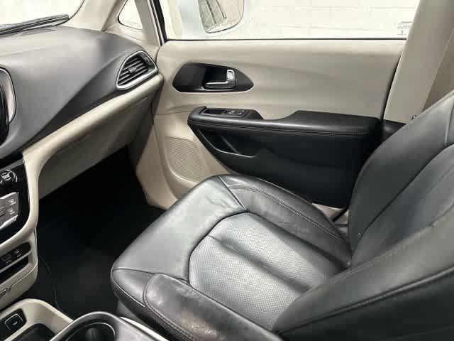 2020 Chrysler Pacifica photo 13 of 32