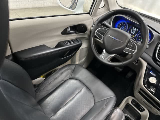 2020 Chrysler Pacifica photo 12 of 32