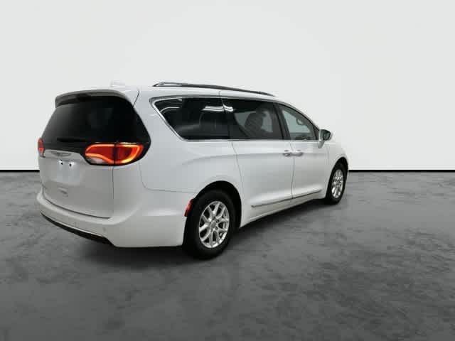 2020 Chrysler Pacifica photo 3 of 32