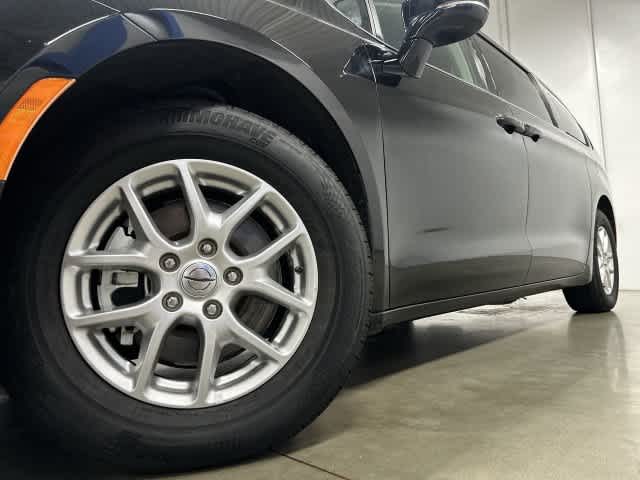 2024 Chrysler Pacifica Touring L Diamond Black Crystal Pearlcoat at Beck & Masten Kia