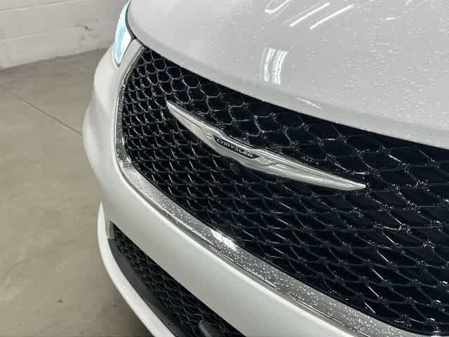 2025 Chrysler Pacifica Select Bright White Clearcoat at Team Honda