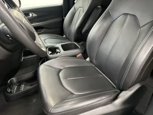 2025 Chrysler Pacifica Select Bright White Clearcoat at Team Honda
