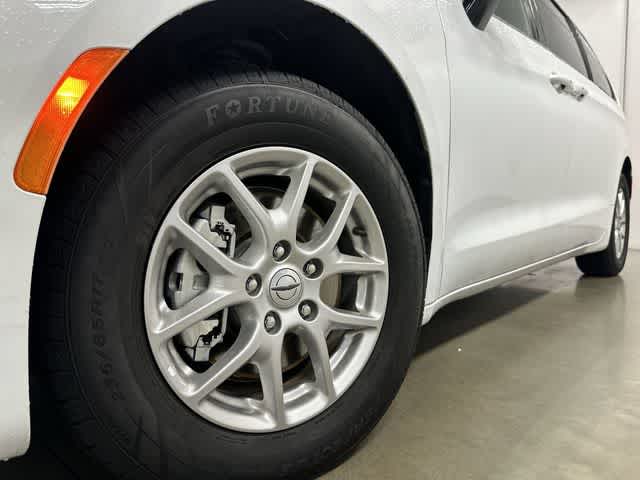 2025 Chrysler Pacifica Select Bright White Clearcoat at Team Honda