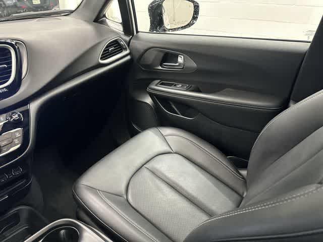 2025 Chrysler Pacifica Select Bright White Clearcoat at Team Honda