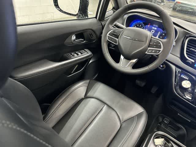 2025 Chrysler Pacifica Select Bright White Clearcoat at Team Honda