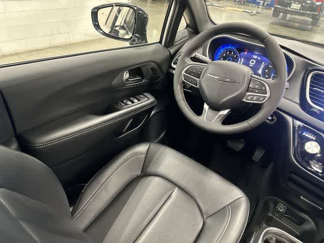 2025 Chrysler Pacifica Select Bright White Clearcoat at Team Honda