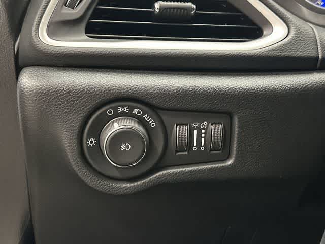 2025 Chrysler Pacifica Select Bright White Clearcoat at Team Honda