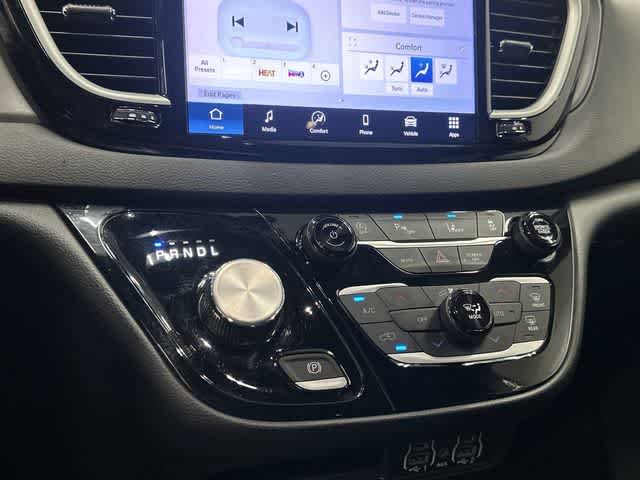 2025 Chrysler Pacifica Select Bright White Clearcoat at Team Honda