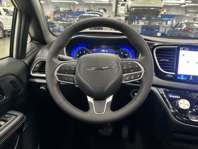 2025 Chrysler Pacifica Select Bright White Clearcoat at Team Honda