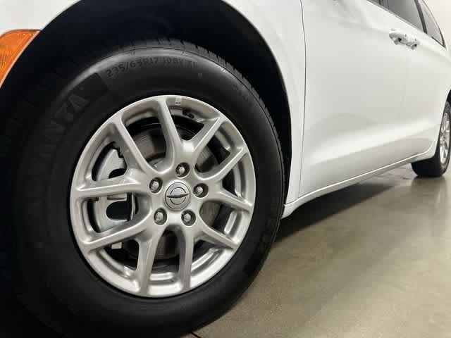 2025 Chrysler Pacifica Select Bright White Clearcoat at Team Honda
