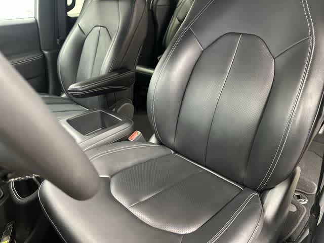 2025 Chrysler Pacifica Select Bright White Clearcoat at Team Honda