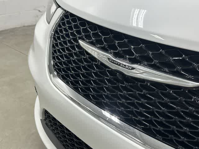 2025 Chrysler Pacifica Select Bright White Clearcoat at Team Honda