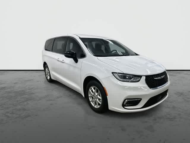 2025 Chrysler Pacifica photo 6 of 32