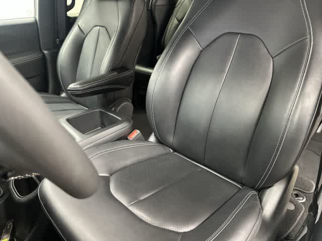 2025 Chrysler Pacifica photo 10 of 32