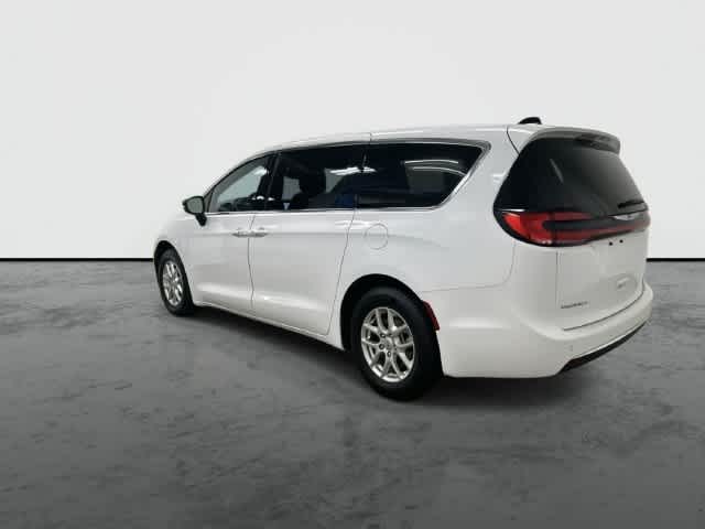 2025 Chrysler Pacifica photo 9 of 32