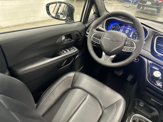 2025 Chrysler Pacifica photo 12 of 32