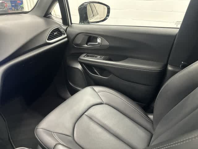 2025 Chrysler Pacifica photo 13 of 32