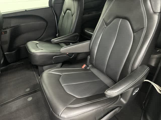 2025 Chrysler Pacifica photo 11 of 32