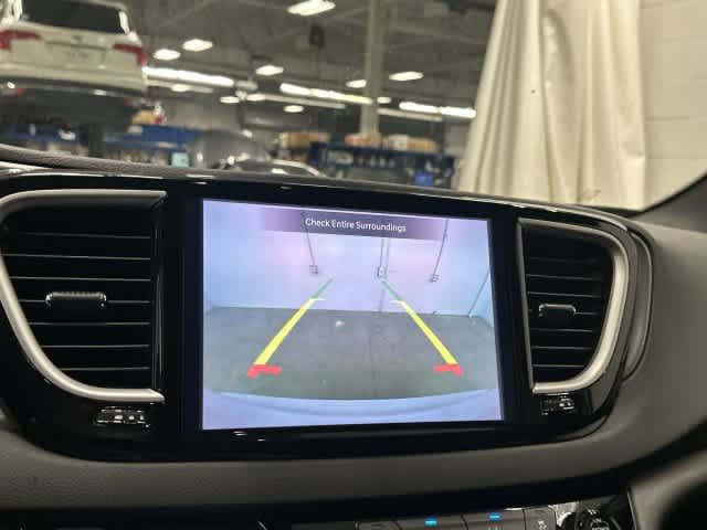 2025 Chrysler Pacifica photo 23 of 32