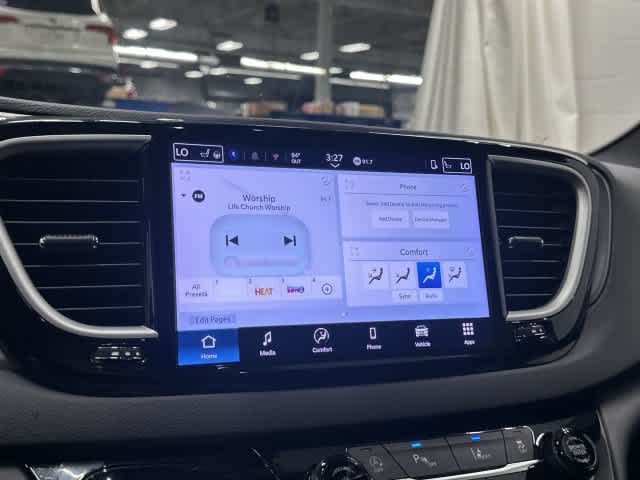 2025 Chrysler Pacifica photo 22 of 32