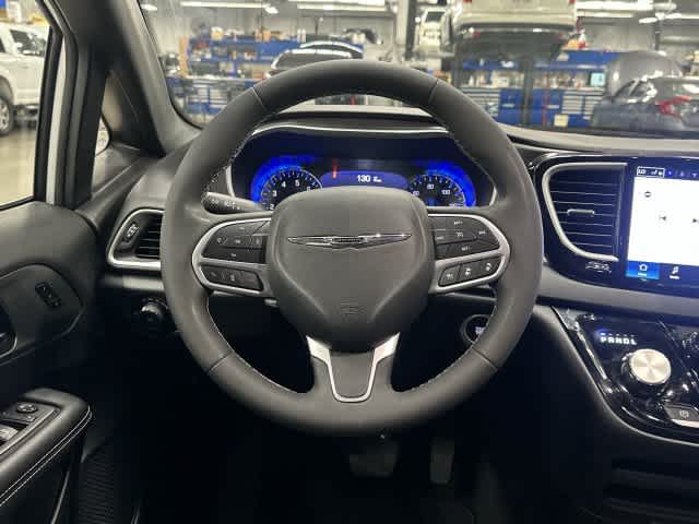 2025 Chrysler Pacifica photo 15 of 32