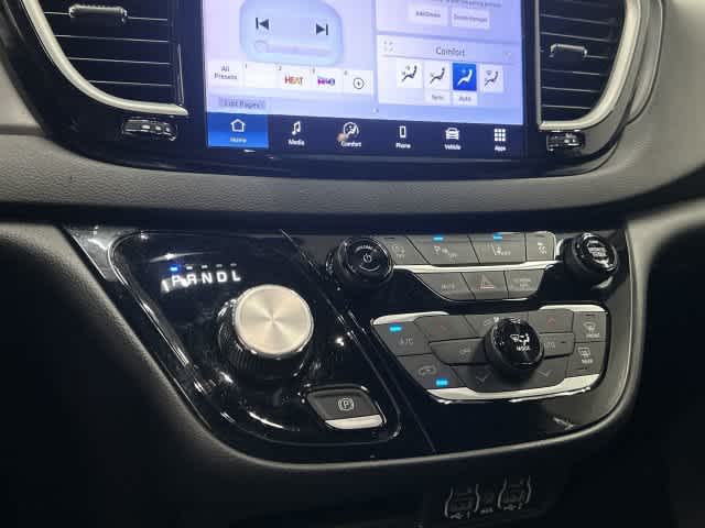 2025 Chrysler Pacifica photo 24 of 32