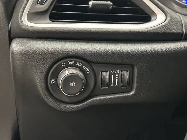 2025 Chrysler Pacifica photo 19 of 32