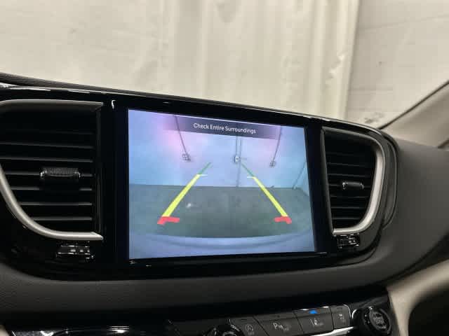 2024 Chrysler Pacifica photo 23 of 32