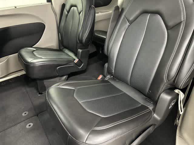 2024 Chrysler Pacifica photo 11 of 32