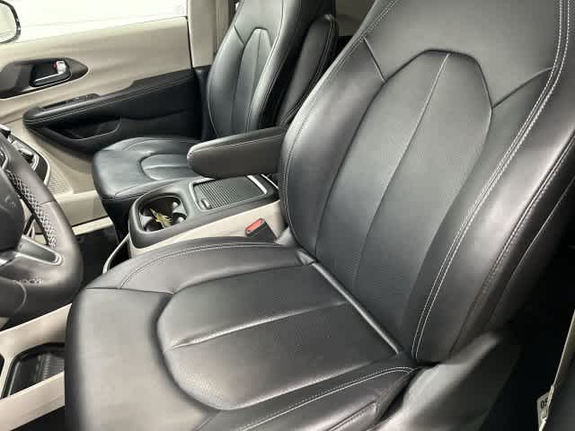 2024 Chrysler Pacifica photo 10 of 32