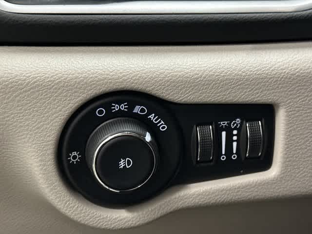 2024 Chrysler Pacifica photo 19 of 32