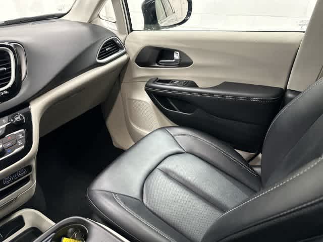 2024 Chrysler Pacifica photo 13 of 32
