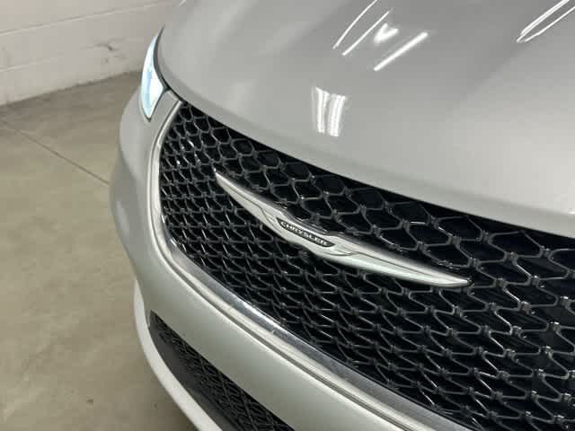 2024 Chrysler Pacifica photo 30 of 32