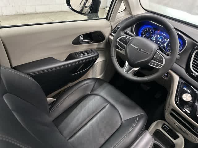 2024 Chrysler Pacifica photo 12 of 32