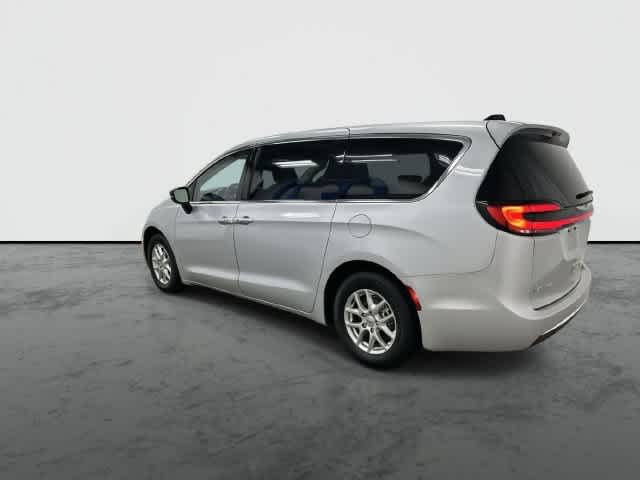 2024 Chrysler Pacifica photo 9 of 32