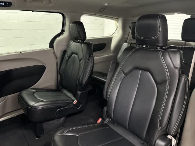2024 Chrysler Pacifica photo 14 of 32