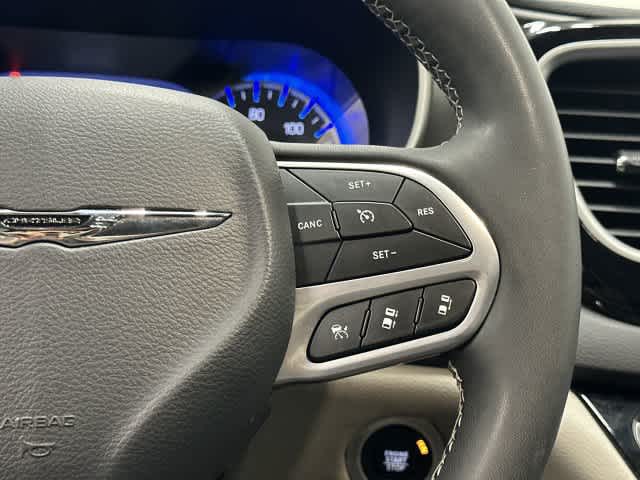 2024 Chrysler Pacifica photo 18 of 32