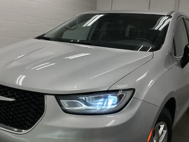 2024 Chrysler Pacifica photo 31 of 32