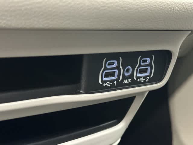 2024 Chrysler Pacifica photo 25 of 32