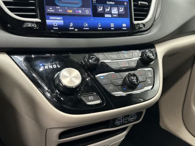 2024 Chrysler Pacifica photo 24 of 32