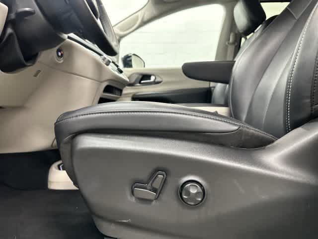 2024 Chrysler Pacifica photo 26 of 32