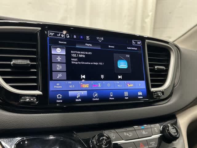2024 Chrysler Pacifica photo 22 of 32