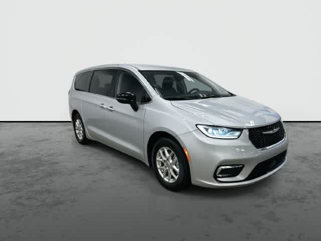 2024 Chrysler Pacifica photo 6 of 32