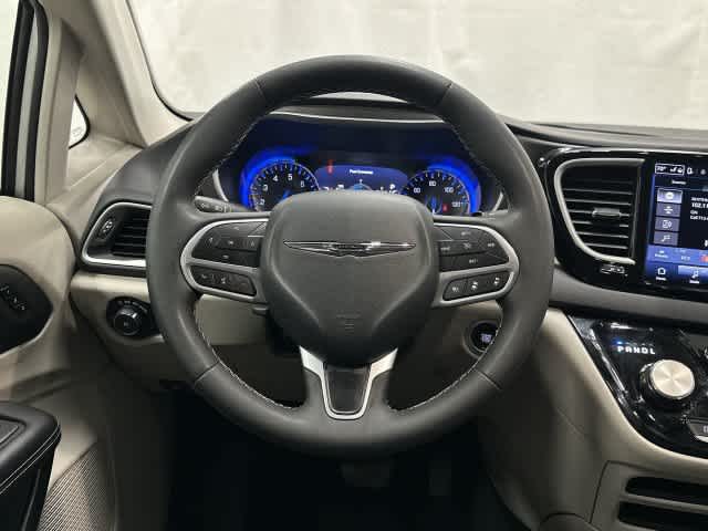 2024 Chrysler Pacifica photo 15 of 32