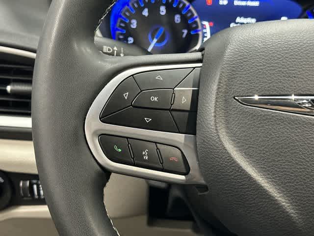 2024 Chrysler Pacifica photo 17 of 32