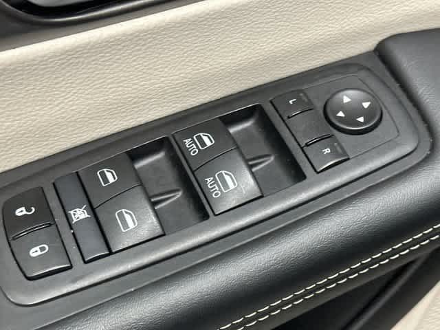 2024 Chrysler Pacifica photo 20 of 32